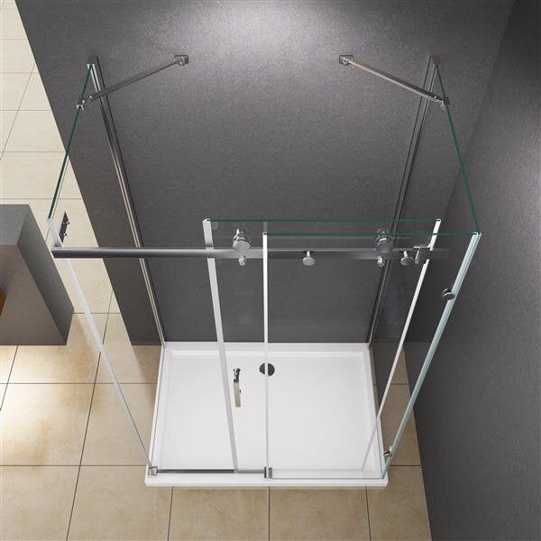 Badezimmer mit ebenerdiger Dusche mit Glasschiebetür