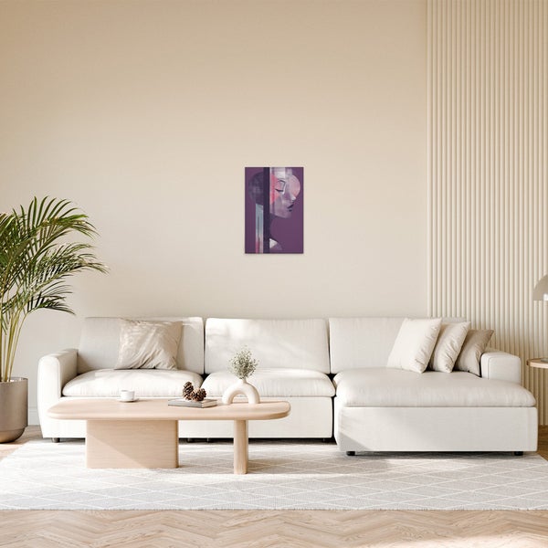 Wohnzimmer mit Sofa, Tisch und einem Bild mit einem Frauengesicht an der Wand.