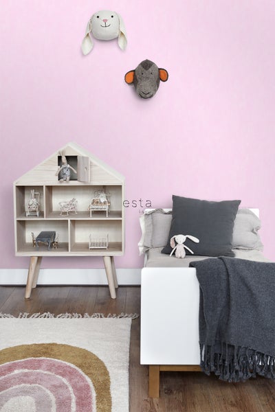 Kinderzimmer mit Puppenhaus, Bett, Kissen, Decke, Wanddekoration und Teppich