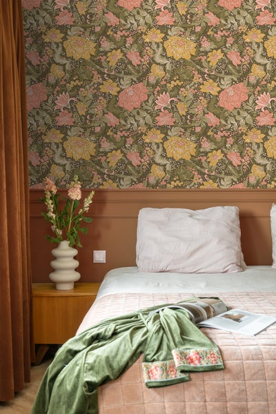 ESTAhome Tapete Blumenmuster Olivgrün, Rosa und Ockergelb - 50 x 900 cm - 131197