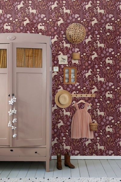 Kinderzimmer mit Tapete mit Einhornmuster, Kleiderschrank und Accessoires