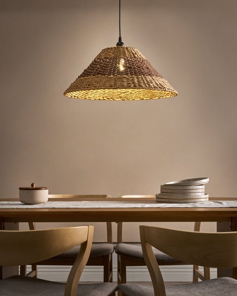Hängeleuchte aus geflochtenem Material