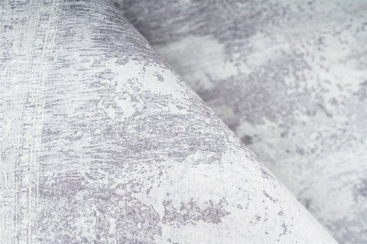 Nahaufnahme eines Teppichs mit Vintage-Muster und abstrakter, verwaschener Textur.