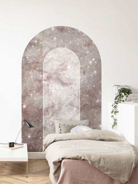 Schlafzimmer mit Bett und Wandtattoo im Sternendesign
