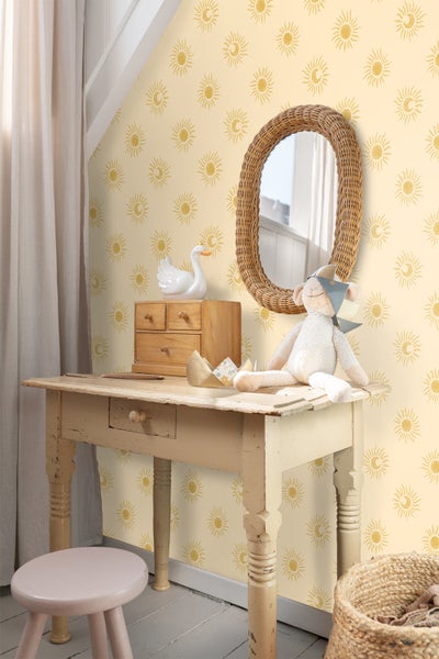 Dekoratives Kinderzimmer mit Tisch, Spiegel und verspielter Tapete