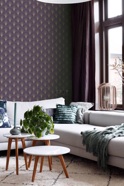 Wohnzimmer mit gemusterter Tapete, Sofa und Beistelltischen