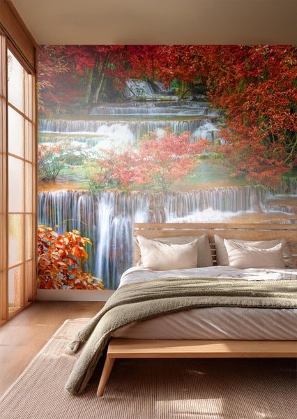 Schlafzimmer mit Fototapete Wasserfall und Herbstlaub