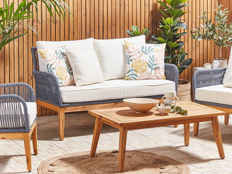 Gartengarnitur aus Holz mit Tisch, Bank und Stühlen inklusive Sitzkissen