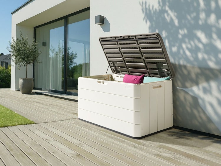 Geöffnete Gartenbox aus Kunststoff auf einer Terrasse