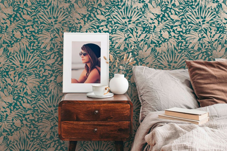 Schlafzimmer mit gemusterter Tapete und Nachttisch