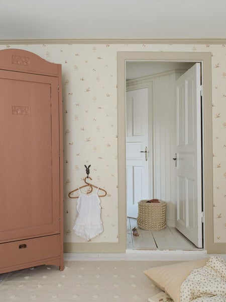 Detailansicht eines horizontalen Sonnenschutzes an einem sonnigen Tag