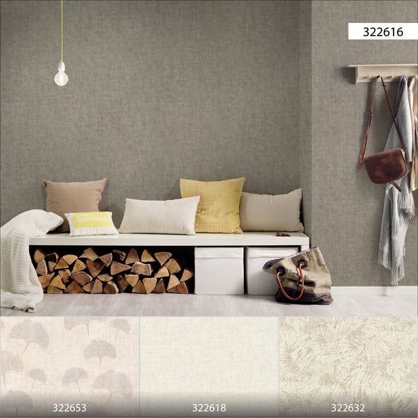 Wohnraum mit gemusterter Tapete, Sofa, Lampe und Beistelltisch