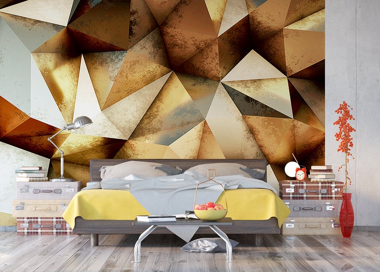 Schlafzimmer mit geometrischer Tapete, Bett und Nachttischen