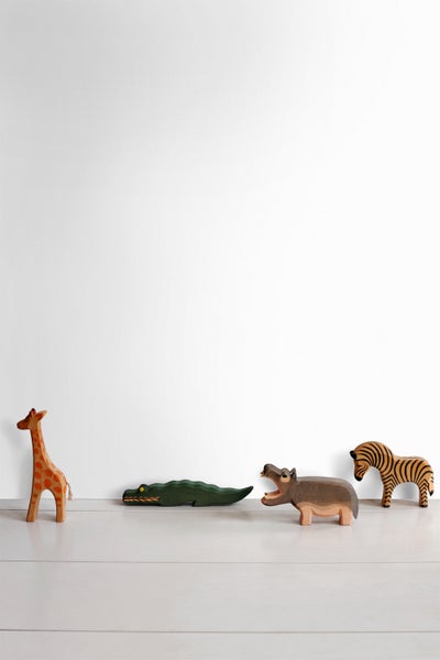 Holztiere: Giraffe, Krokodil, Nilpferd und Zebra