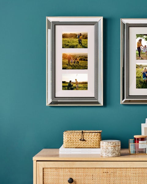 Dekorativer Fotorahmen mit drei Bildern hängt an einer Wand über einer Kommode.