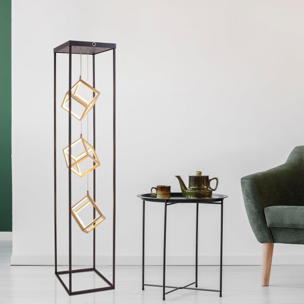 Stehlampe mit kubischen Lampenschirmen und Beistelltisch mit Teekanne und Tasse in einer hellen Raumecke.