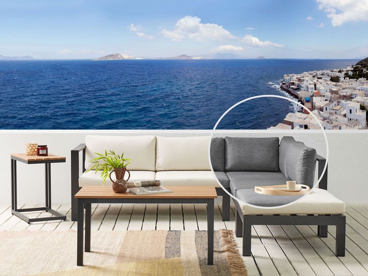 Gartenset mit Sofa, Tisch und Beistelltisch auf einer Terrasse mit Meerblick