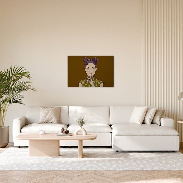 Wohnzimmer mit Sofa, Tisch und einem Wandbild, das eine Frau zeigt, die zur Ruhe mahnt.