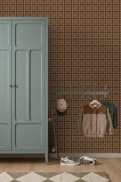 Vliestapete mit braunem Karomuster in einem Raum mit grünem Kleiderschrank, Wandgarderobe und Holzboden.