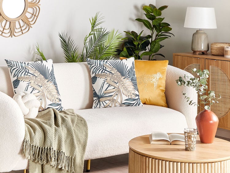 Zwei dekorative Kissen mit tropischem Pflanzenmuster