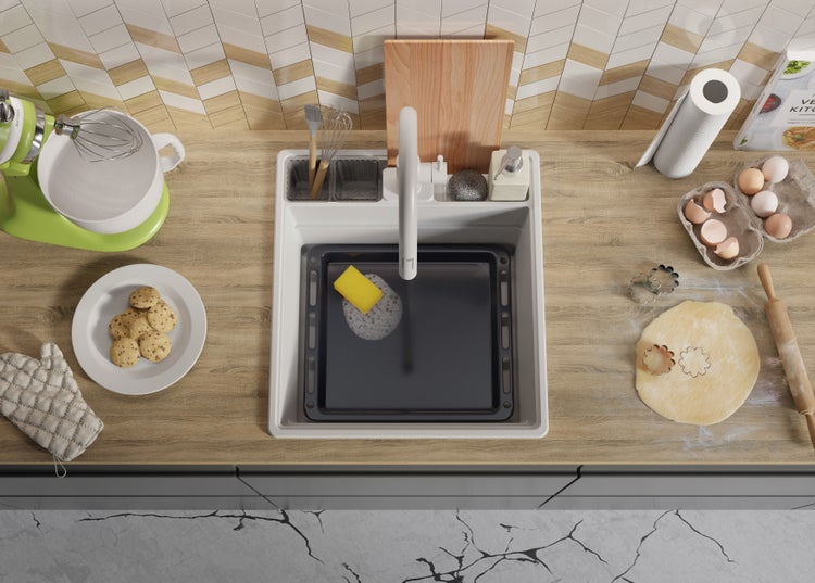 Küchenszene mit Spüle, Geschirr, Backzutaten und Küchengeräten für die Essenszubereitung.