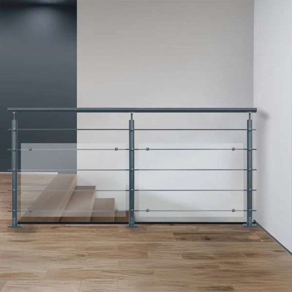 Modernes Treppengeländer aus Metall mit Glaselementen und horizontalen Stäben vor einer Treppe auf Holzboden.