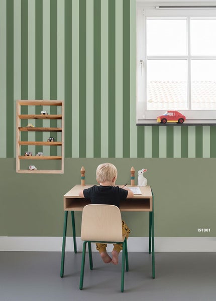 Kinderzimmer mit gestreifter Tapete, Schreibtisch und Spielzeugregal.