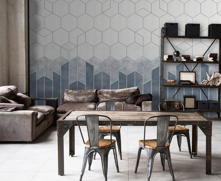 Wohnzimmer mit geometrischer Tapete, Sofa, Esstisch und Regal