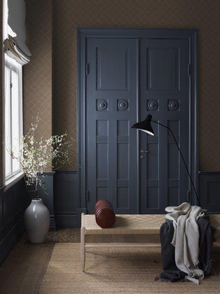 Elegantes Interieur mit Doppeltür, Bank und Stehlampe in einem stilvollen Raum