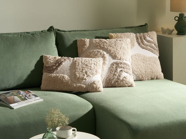 Dekoratives Wohnzimmer mit Couch und gemusterten Kissen