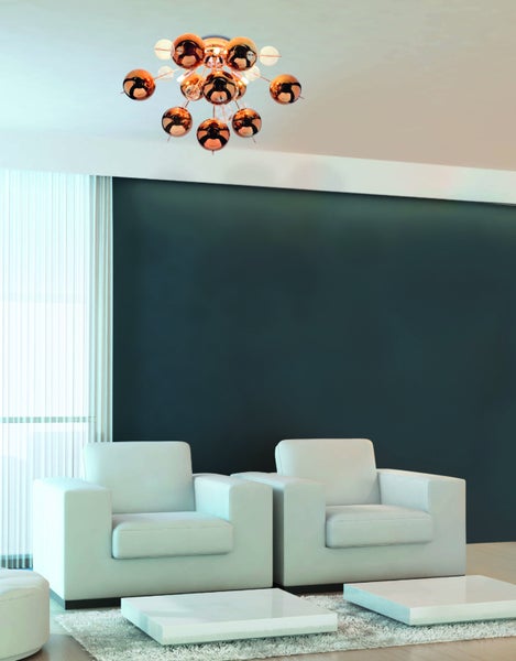 Modernes Wohnzimmer mit kugelförmiger Deckenleuchte, Sesseln und Couchtischen.