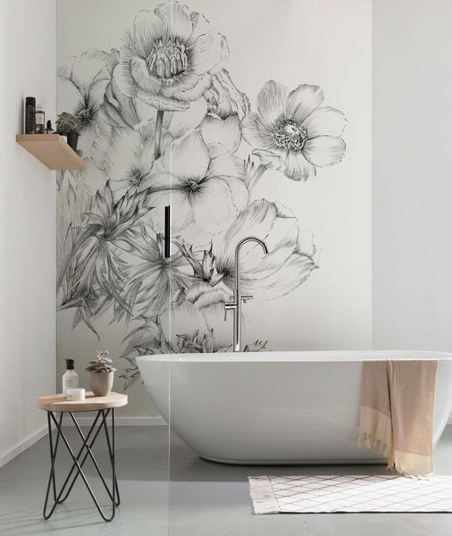 Modernes Badezimmer mit freistehender Badewanne, Blumenwandbild und minimalistischen Akzenten