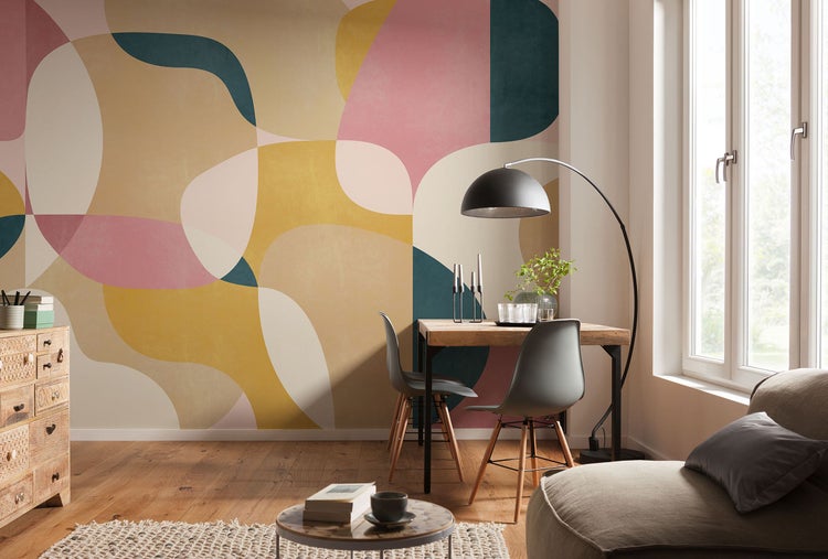 Heller Wohnraum mit gemusterter Tapete, Holzboden und Esstisch