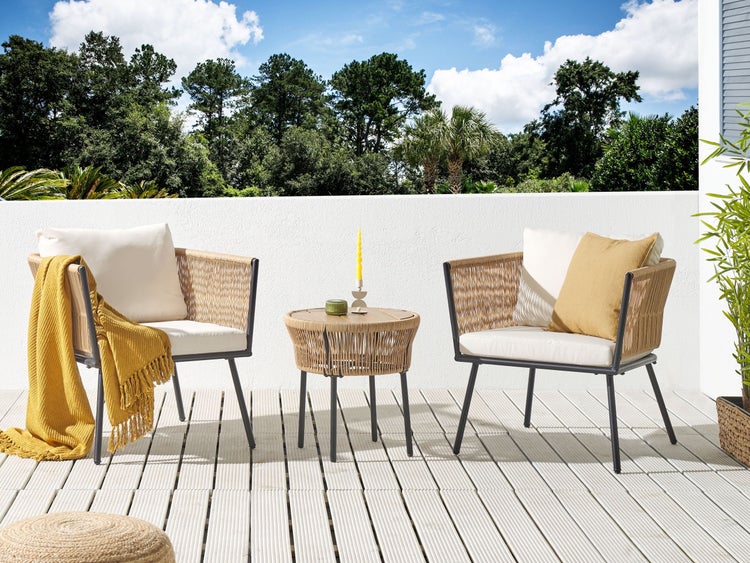 Gartenmöbelset mit zwei Sesseln und einem Tisch