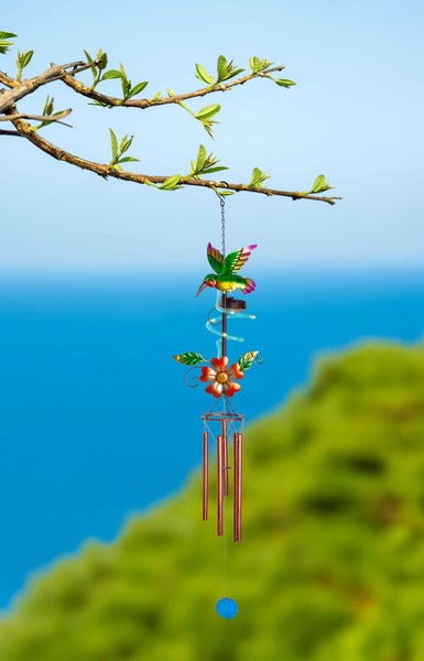 Windspiel mit Kolibri- und Blumendesign, aufgehängt an einem Ast