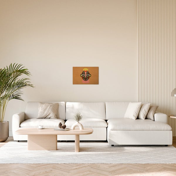 Wohnzimmer mit Sofa, Tisch und Wandbild einer afrikanischen Maske