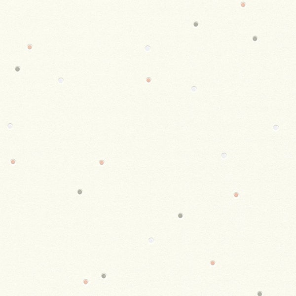 Kinderzimmer mit Holzkommode, Bärenkorb, Spielzeug und Lichterkette für eine gemütliche Atmosphäre.