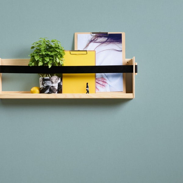 Nahaufnahme von weißen und goldenen Zierkieseln als Dekorationsmaterial