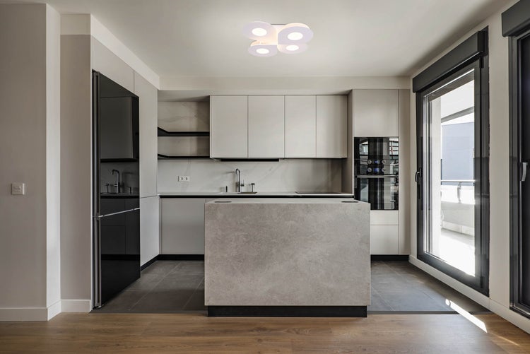 Helle Küche mit Kochinsel und moderner Deckenleuchte