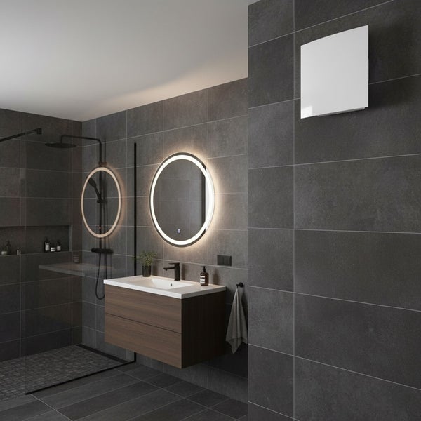 Modernes Badezimmer mit Dusche, Waschtisch, Spiegel mit Beleuchtung und Wandventilator
