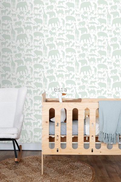 Kinderzimmer mit Tier Tapetenmuster, Gitterbett und Sessel