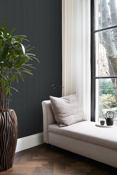 Wohnzimmer mit grauer Struktur Tapete, Pflanze und Fenster