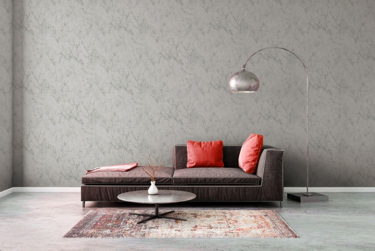 Wohnzimmer mit Sofa, Zierkissen, Couchtisch und Dekoration