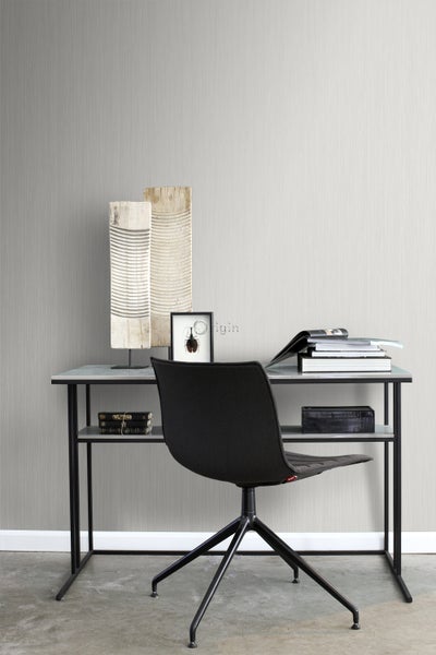 Büroszene mit Schreibtisch, Stuhl und Dekor vor einer grauen Tapete