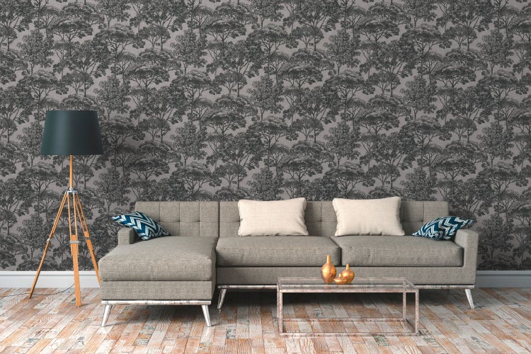 Wohnzimmer mit grauer Baumtapete, Sofa und Stehlampe