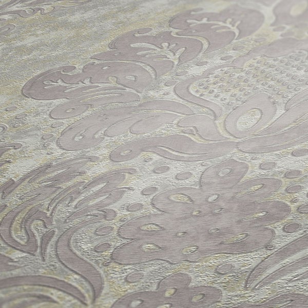 Wohnzimmer mit gemusterter Tapete und heller Einrichtung für eine freundliche Atmosphäre