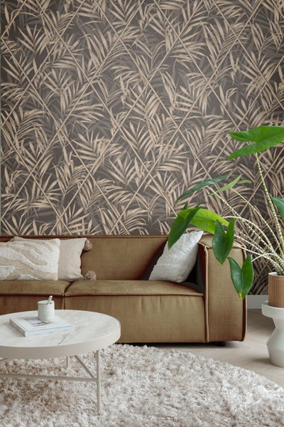 Wohnzimmer mit braunem Sofa, Couchtisch, Teppich und Tapete mit Palmenmuster