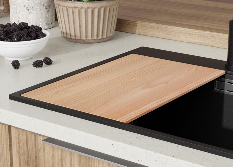 Spüle mit Schneidebrett und Schale Brombeeren auf einer Küchentheke