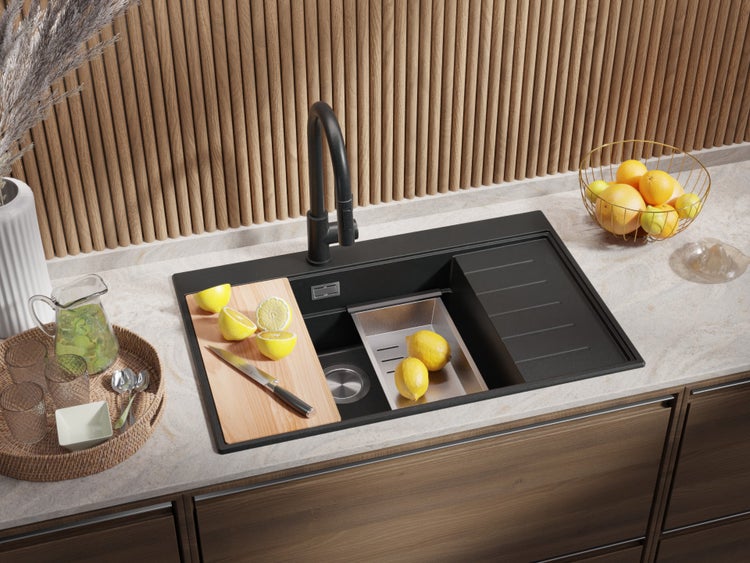 Spüle mit Abtropffläche, Schneidebrett, Sieb und Armatur in einer modernen Küche