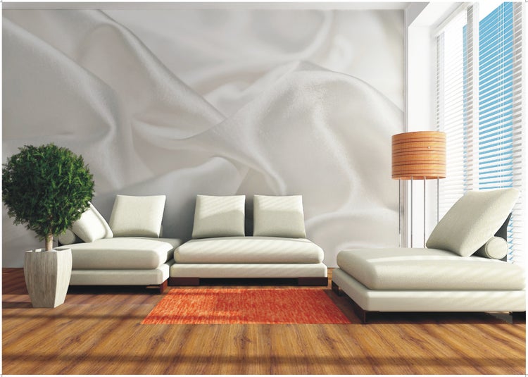 Heller Wohnraum mit Sofas, Teppich, Stehlampe und Topfpflanze